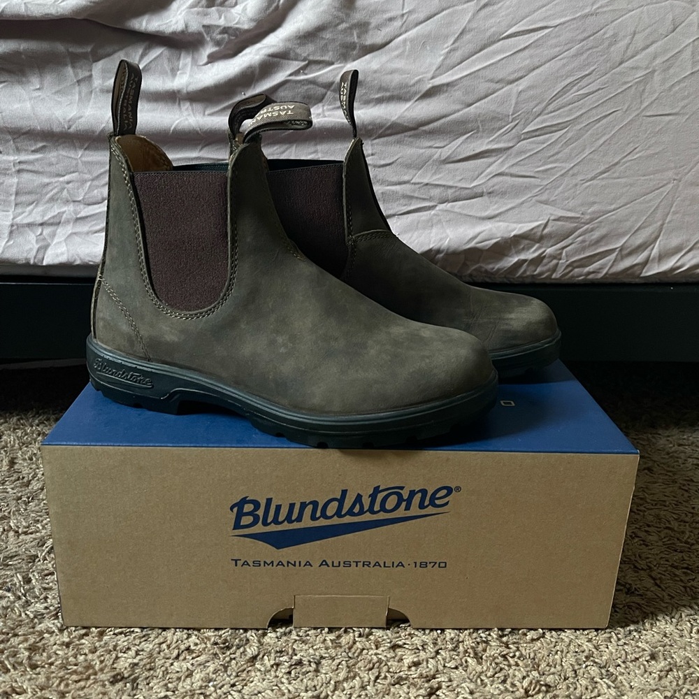 Women’s Chelsea 585 Blundstone Boots - Size 8.5